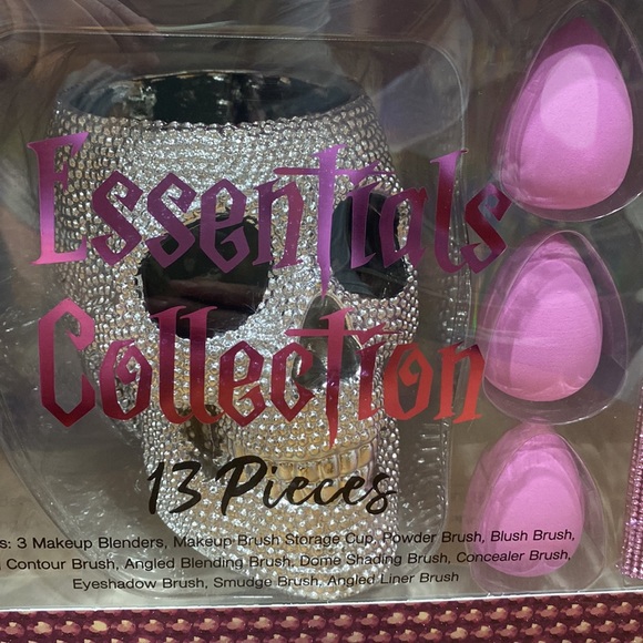 COPY - NWT.  Essentials Collection, 13 piece makeup storage/brush set. - Picture 2 of 15